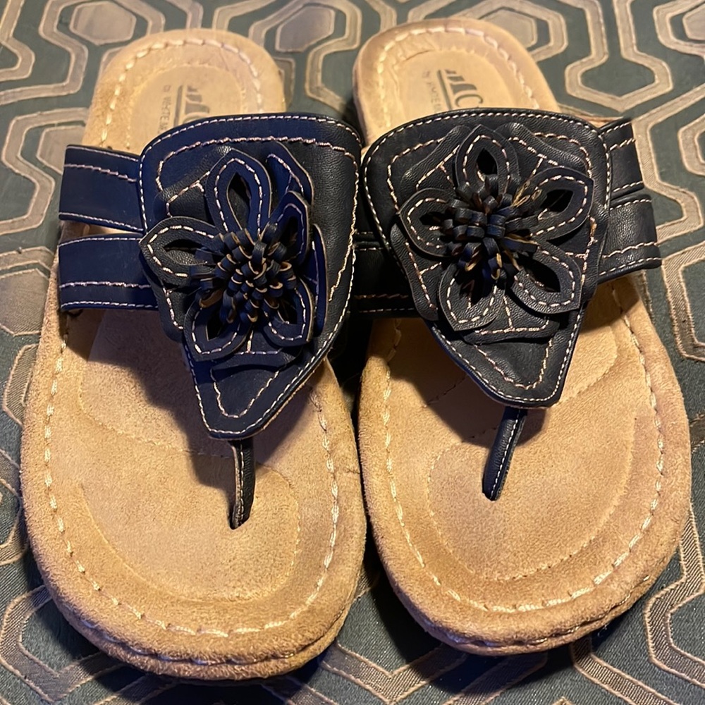 Cliffs by White Mountain Sandals Blue Flower Detail size 7.5M
